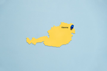 Gelbe isolierte Karte von Österreich mit blauer Pinnadel bei Wien mit Schriftzug Vienna 