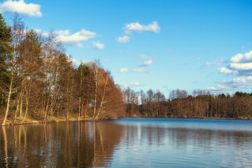 Fototapeta na wymiar in autumn on the lake 