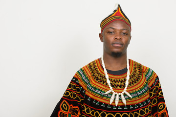 Obraz premium Young handsome African man wearing traditional clothing
