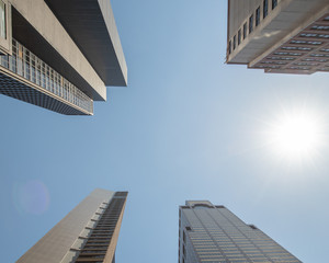 Vista del cielo y edificios en la ciudad.