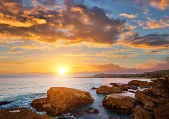 Obraz premium Unusual vivid clouds illuminated by the beams of the sun.