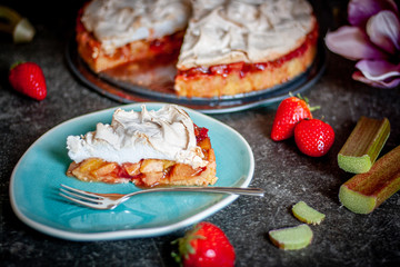 Erdbeere-Rhabarber-Kuchen mit Baiserhaube