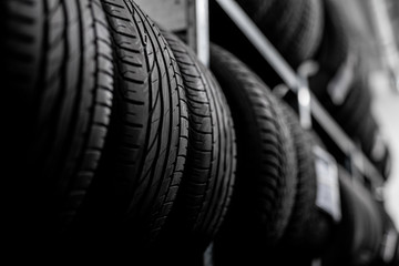 tire change - mechanic - tread service and control © WATCH_MEDIA_HOUSE