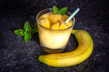 Fototapeta na wymiar Bananen-Mango-Shake mit Minze