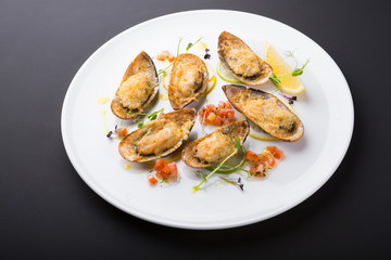 Baked mussels with cheese