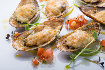 Baked mussels with cheese