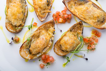 Baked mussels with cheese