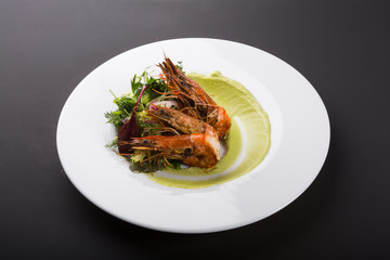 Fried king shrimps with guacomole