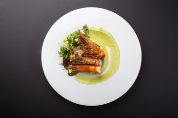 Fried king shrimps with guacomole