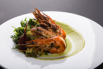 Fried king shrimps with guacomole