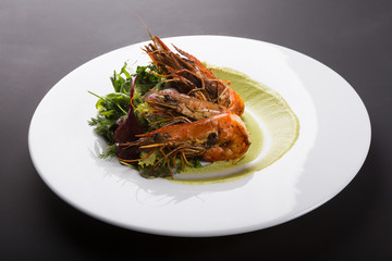 Fried king shrimps with guacomole