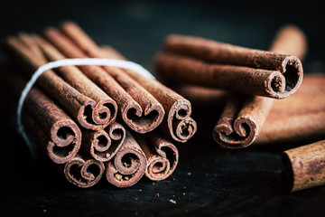 Batons de cannelle empilés - Epice pour aromatiser la cuisine