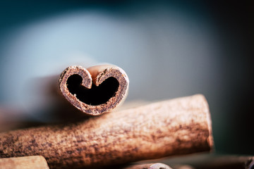 Fototapeta na wymiar Close up sur un baton de cannelle en forme de coeur et arrière plan flou
