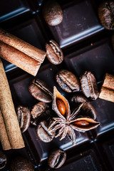 Cannelle en bâtons chocolat grains de café et anis étoilé