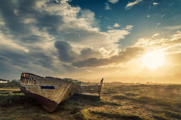 Barcas de pesca tradicionales abandonadas en la playa de Cabo de Gata al amanecer, Almería, Andalucía, España