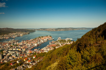 Fototapeta na wymiar View on Bergen and harbor from the mountain floyen.