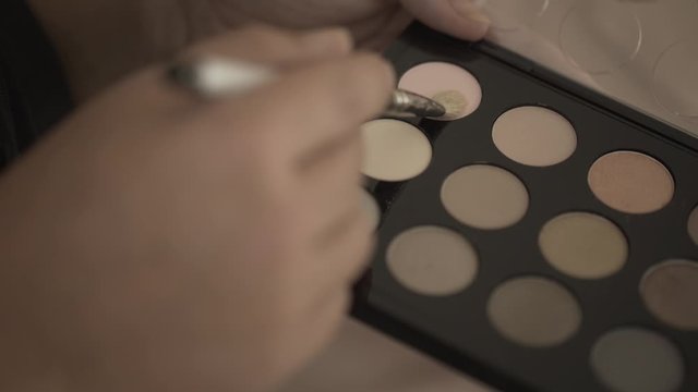 Pinsel tupft in Augen-Make-up Pallette