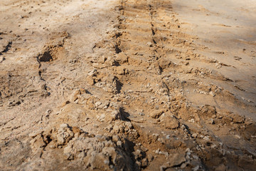 Fototapeta na wymiar Traces of tire treads on the sand.