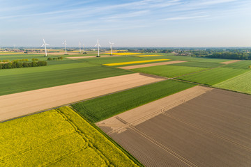 Windräder im ländlichen Raum mit Feldern, Deutschland