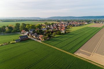 Kleine Siedlung mit Häusern im ländlichen Raum, Deutschland
