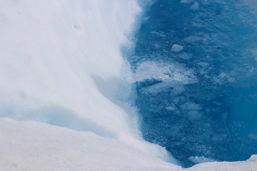 Kristallklares Wasser von den Gletschern des 