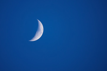 Obraz na płótnie Canvas partial moon during the day, blue sky