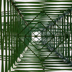 Blick vom Inneren eines Strommastes von Innen nach oben