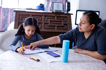 Niña toma clases en casa a causa de la contingencia