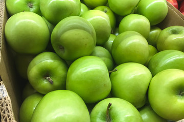 Green apples that are sold in supermarkets