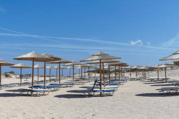 Die leeren Bambusliegen am Sandstrand