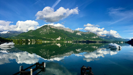 Vue du lac d'Annecy, Haute Savoie, France, lac en miroir pendant le confinement pednant une belle...