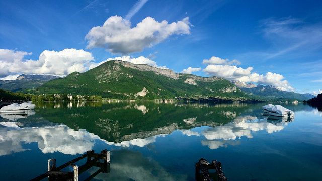 Vue du lac d'Annecy, Haute Savoie, France, lac en miroir pendant le confinement pednant une belle journ&eacute;e ensoleill&eacute;e avec vue sur les montagnes et les nuages