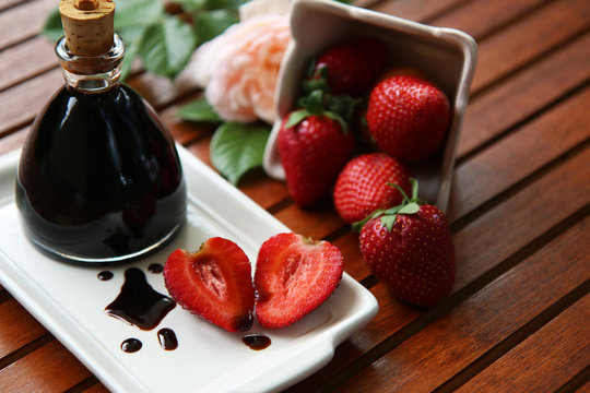 Aceto balsamico tipico di Modena in abbinamento con fragole, primo piano in esterno