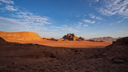 Naklejka na ściany i meble tramonto nel deserto Wadi Rum, Giordania 