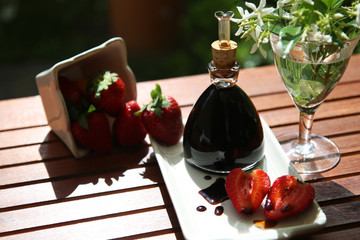 Aceto balsamico tipico di Modena in abbinamento con fragole, primo piano in esterno