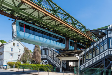 Obraz premium Wuppertaler Schwebebahn im Frühling; Nordrhein-Westfalen; Deutschland