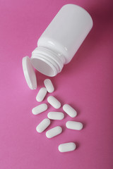 flat lay de frasco con pastillas