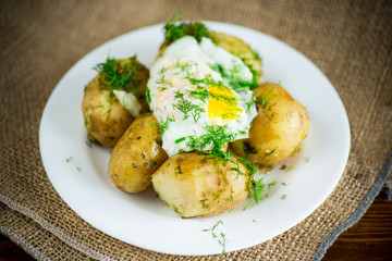 boiled early potatoes with fried egg and dill