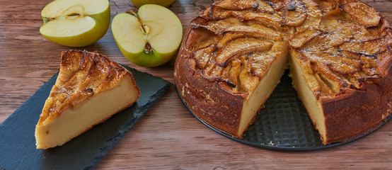 Kitchen utensils in a cup on the table against the wall.