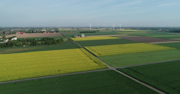 Luftaufnahme von Feldern mit einer Kleinstadt im Hintergrund