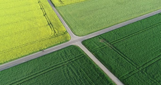 Luftaufnahme von Feldern mit einer Kleinstadt im Hintergrund
