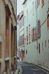 narrow street in toulouse 