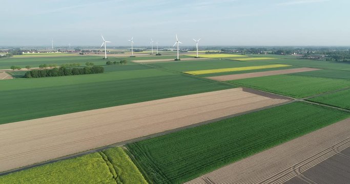 Windr&auml;der im l&auml;ndlichen Raum mit Feldern, Deutschland