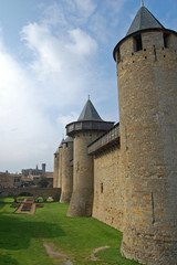 Muralla y torres de defensa de la antigua ciudad medieval de Carcassone, vista del foso principal y...