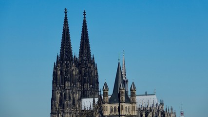 Kirchturm , Türme des Kölner Dom und der Kirche Groß Sankt Martin