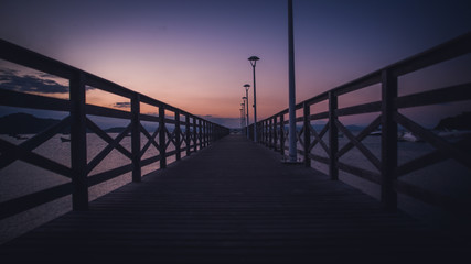Fototapeta na wymiar Pier no mar ao amanhecer