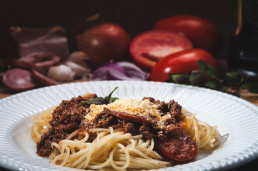 Espaguete à bolonhesa em um prato branco