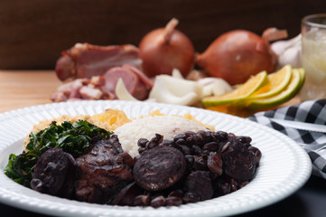 Feijoada com ingredientes ao fundo