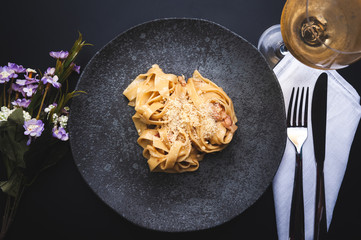 Talharim à carbonara em um prato de pedra 
