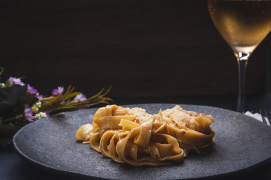 Talharim &agrave; carbonara em um prato de pedra 